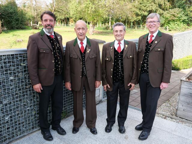 Obmann Erhard Hofstädter mit den Ehrenobmännern Horst Hofstädter und Michael Glantschnig und dem "Herrn Chordirektor" Franz Buchleitner. | Foto: MGV Poggersdorf