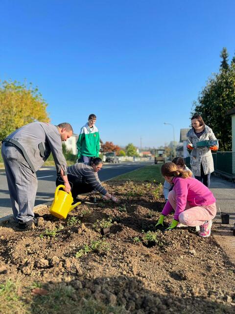 Alle Generationen halfen bei der Bepflanzungsaktion gerne mit. | Foto: Bernhard Herics