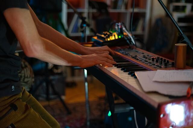 Der Startschuss für das Freiraumfest fiel am Sonntag mit gemeinsamem Kochen, anschließendem Buffet, Musik unter anderem von "Flocke" und Drinks. | Foto: Maria Schneider