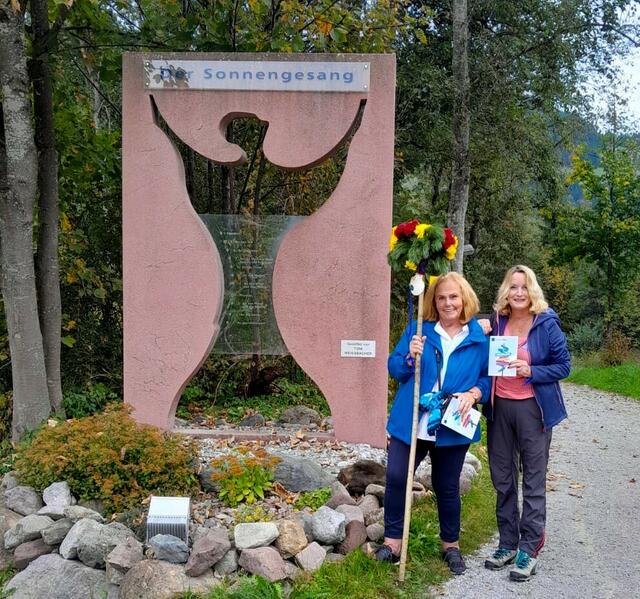 Selbstverständlich gedachten wir Pilgerinnen auch des Bildhauers und Künstlers Hubert Flörl. Im Frühjahr unerwartet und mit 62 Jahren allzu früh verstorben, hinterlässt er doch als Schöpfer der neun Bronzeskulpturen auf dem Franziskusweg ein eindrucksvolles künstlerisches Erbe, das den Sonnengesang des Heiligen Franziskus auf das Schönste verherrlicht.  Im Bild kfb Salzburg Vorstandsfrau Eva Oberhauser (li) und Tania Zawadil von der kfb Regionalstelle Wörgl.