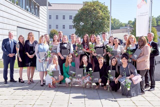 Die PFA-AbsolventInnen der Schule für Gesundheits- und Krankenpflege am Kepler Universitätsklinikum Linz mit ihren GratulantInnen. | Foto: OÖG