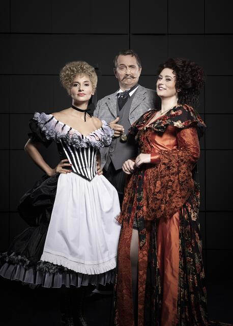 Von links: Fenja Lukas (Adele), Matjaž Stopinšek (Eisenstein) und Carina Tybjerg Madsen (seine Frau Rosalinde). | Foto: Robert Josipovic