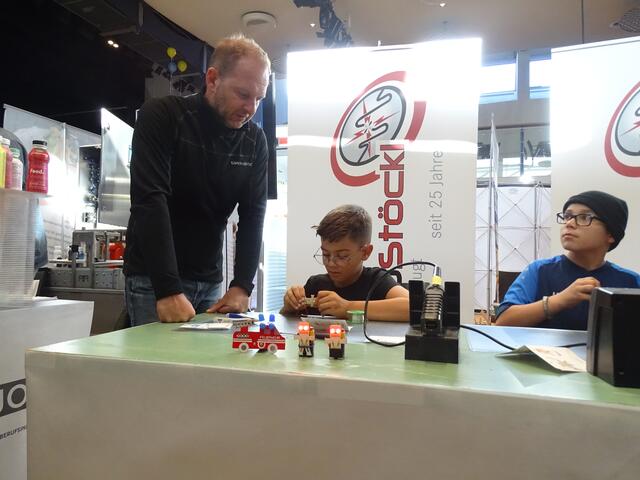 Bei Elektro Stöckl konnten die Schülerinnen und Schüler erste Erfahrungen im Bereich Elektrik sammeln, in dem sie ein Batteriemännchen bastelten. | Foto: Sarah Braun