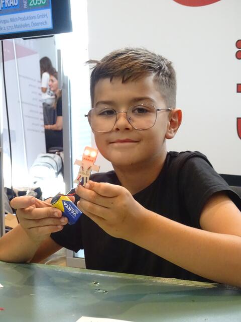 dann haben die Augen des Batteriemännches zu leuchten begonnen, wie hier bei Jonathan. | Foto: Sarah Braun