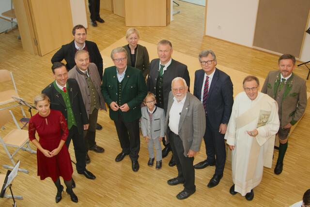 Freudiger Anlass in Eggersdorf: Zur Eröffnung des Bildungszentrum Eggersdorf kam auch LH Christopher Drexler (5.v.l.)  | Foto: RegionalMedien Steiermark/Hofmüller