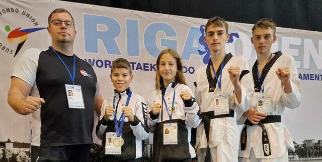 Trainer Markus Neubauer mit seinen jungen Kämpfern. | Foto: TKD Askö Freistadt