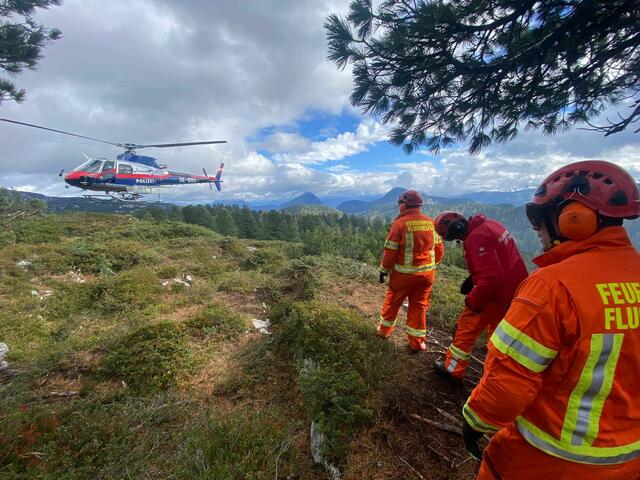 Der Waldbrand auf der Grafenbergalm im Dachsteingebiet beschäftigt die Einsatzkräfte seit Freitagnachmittag. In den nächsten Stunden könnte der Brand endgültig gelöscht sein. | Foto: BFV Liezen