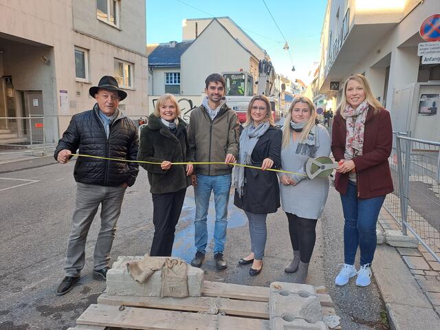 Auf der Baustelle, v. l.: Christian Gerzabek, Bezirksvorsteherin Silke Kobald (beide ÖVP), BV-Stv. Christopher Hetfleisch (Grüne), Johanna Sperker (ÖVP), Katharian Mayer-Egerer (SPÖ) und Katharina Kainz (NEOS). | Foto: BV Hietzing