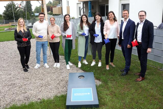 Die Bewohner:innen Daniela Miedl, Maximilian Kallinger, Melanie Ratzenberger, Astrid Lehner, Anja Großbötzl und Viktoria Goldberger mit den Finanz-Expert:innen der Sparkasse OÖ in der Region Schärding Eva Bachschweller (Filiale Andorf), Regionaldirektor Martin Doblinger und Florian Propst (Filiale Andorf). | Foto:  Sparkasse OÖ/Andreas Maringer