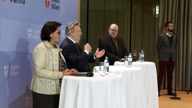 Kulturstadträtin Veronica Kaup-Hasler mit Bürgermeister Michael Ludwig (beide SPÖ) und Wien Museum-Direktor Matti Bunzl. | Foto: Andreas Pölzl