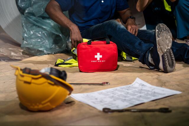 Der Mann, der bei der Arbeit allein war, informierte einen Kollegen, der die Rettungskette in Gang setzte.  | Foto: stock.adobe.com/Platoo Studio (Symbolfoto)