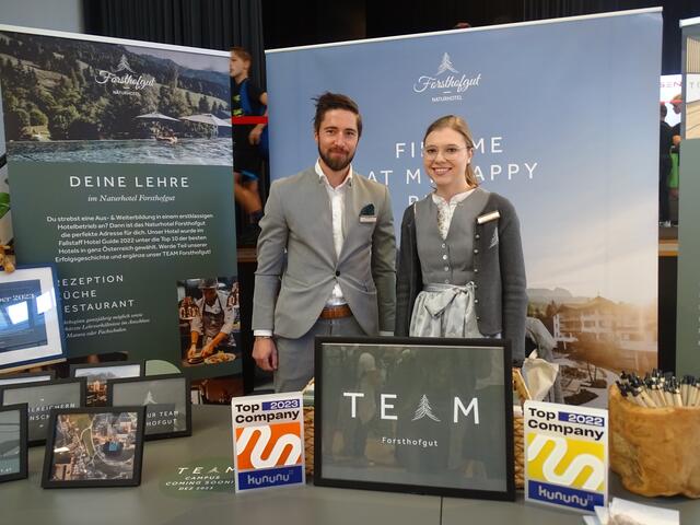 Das Team vom Forsthofgut gab Einblicke in den Alltag eines Tourismusbetriebes und erklärte Interessierten, welche verschiedenen Lehren in ihrem Hotel angeboten werden. | Foto: Sarah Braun