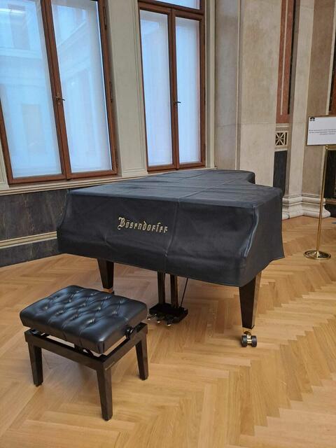 das umstrittene "Goldene Klavier" wurde ausgetauscht 