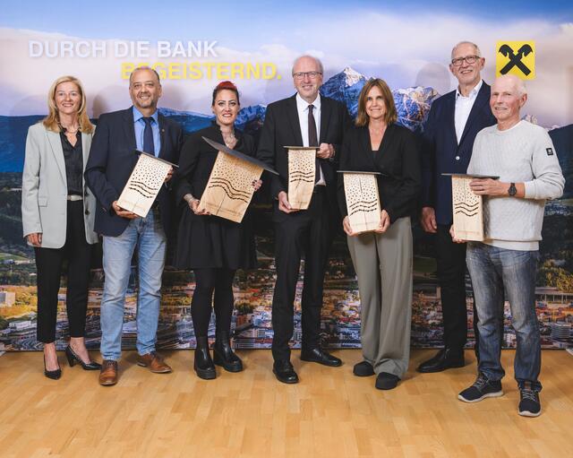 Verleihung #beeraiffeisenAWARD 2023:
Christine Hofer, Geschäftsführerin Raiffeisen Werbung Tirol, Klaus Gritsch, Bürgermeister von Kematen, Alice Tropper, Pädagogin KiBiZ Volders, Helmuth Müller, Vorstandsvorsitzender IKB, Anja Holluschek, hollu, Reinhard Mayr, Vorstandsvorsitzender RLB Tirol und Sprecher Raiffeisen-Bankengruppe Tirol, Gerd Estermann (v.l.) | Foto: Raiffeisen Tirol/Franz Oss