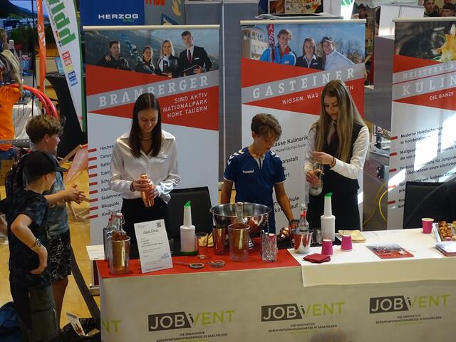 Die Tourismusschulen zeigten den Interessierten, wie Cocktailmixen funktioniert. | Foto: Sarah Braun