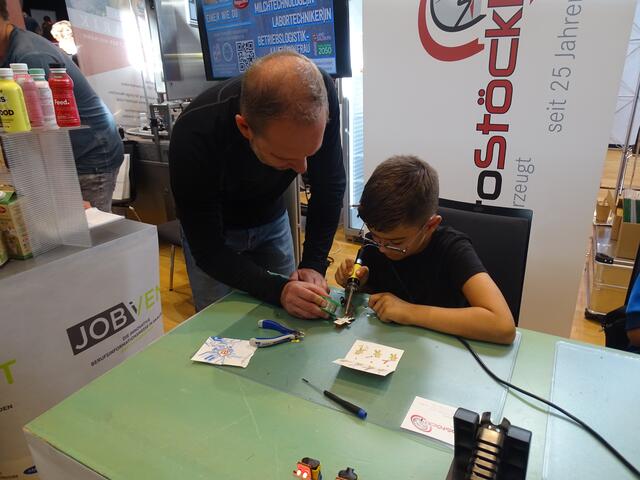 Dabei kam es unter anderem auf Präzision beim Löten an. | Foto: Sarah Braun