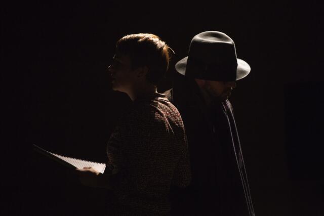 Bettina Buchholz und Rudi Müllehner nehmen das Publikum mit auf eine Reise voller Emotionen. Die Kulisse dafür stammt von dem verstorbenen Maler Herbert Friedl. | Foto: Maria Kirchner