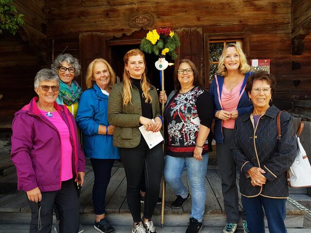vlnr: Wegbegleiterin und ehem. kfb Salzburg Vorstandsfrau Elisabeth Schellhorn, kfb Salzburg Vorständin Elisabeth Thurner, kfb Salzburg Vorständin Eva Oberhauser, Julia Lettenbichler Bezirksgeschäftsführerin der ÖVP für die Bezirke Kitzbühel und Kufstein, kfb Auffach Obfrau Renate Spöck, Wegbegleiterin Tania Zawadil von der kfb Regionalstelle Wörgl und kfb Wörgl Obfrau Thea Gruber (seit unglaublichen 58 Jahren!).