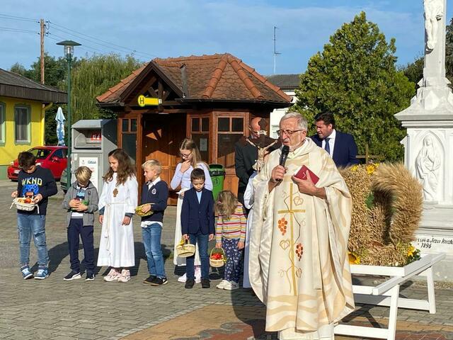 Pfarrer Branko Kornfeind feierte mit vielen Gläubigen das Erntedankfest. | Foto: Bernhard Herics