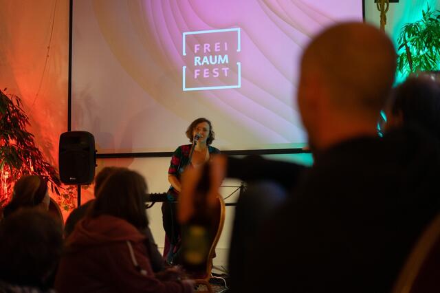Melanie vom SchubertNEST erzählt, dass es die Idee zum Freiraumfest schon sehr gibt. Im vergangenen Jahr fanden sich schlussendlich alle Initiativen zusammen, um die Idee in die Umsetzung zu bringen. | Foto: Maria Schneider