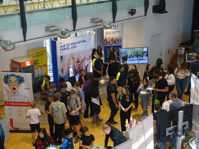 Schülerinnen und Schüler sowie deren Eltern informierten sich bei den Betrieben, beziehungsweise Schulen über die Ausbildungsmöglichkeiten. | Foto: Sarah Braun