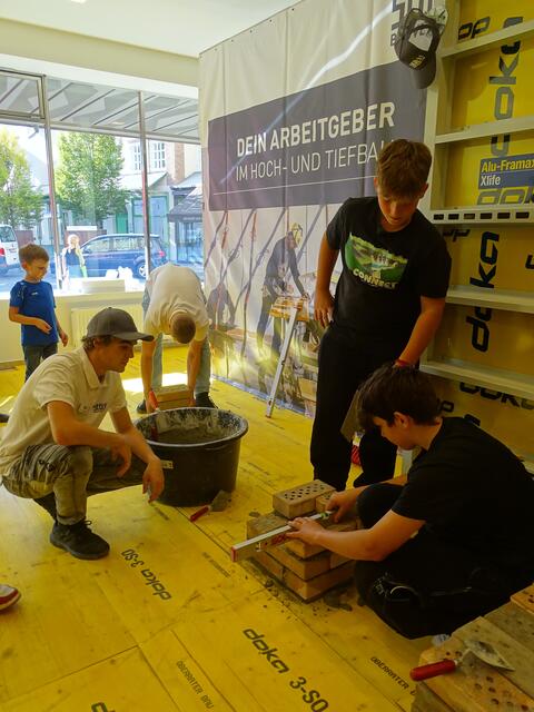 Bei Hoch- und Tiefbau Stöckl konnte ausprobiert werden, wie Ziegelsteine richtig gesetzt werden. | Foto: Sarah Braun