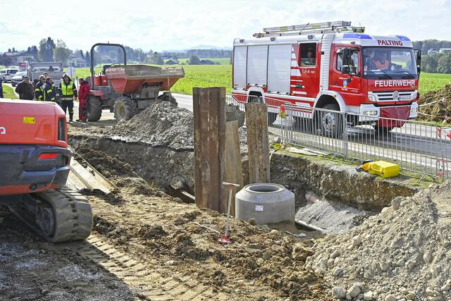 Bei Grabungsarbeiten in Palting kam es heute Mittag zu einem schweren Unfall. Dabei wurde ein Arbeiter in einem Erdloch verschüttet. | Foto: Manfred Fesl