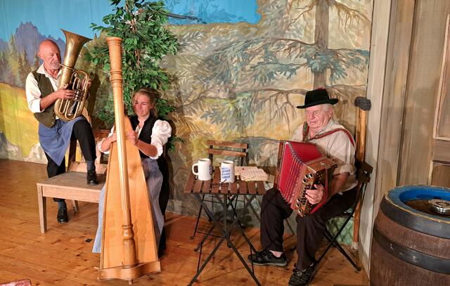 Musikanten im Gasthaus Sebi dürfen auch in der Komödie nicht fehlen - Nori Reinstadler, Uschi Gramshammer und Hans Aufhammer. | Foto: Schwaighofer