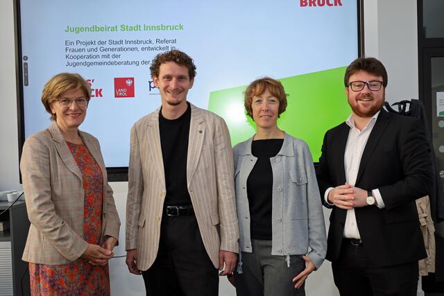 Stadträtin Christine Oppitz-Plörer, Jakob Egger (Referat „Frauen und Generationen“), Martina Steiner (POJAT) und Gemeinderat Benjamin Plach  | Foto: IKM/M. Darmann