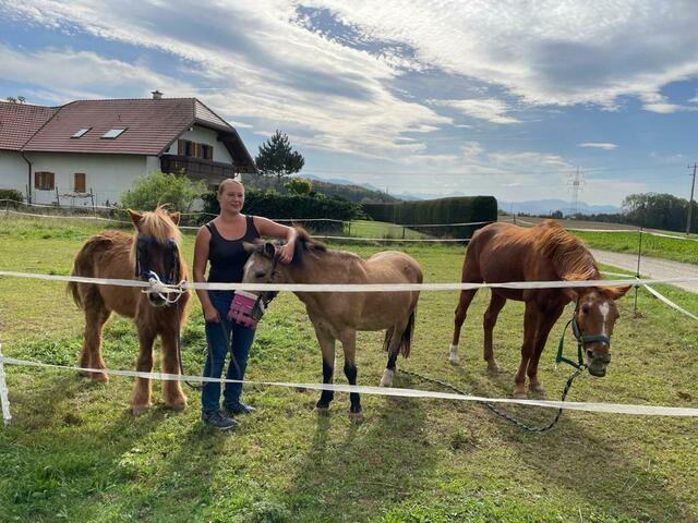 Die Reitpädagogin Julia Reder mit ihren Lieblingen. | Foto: Gru