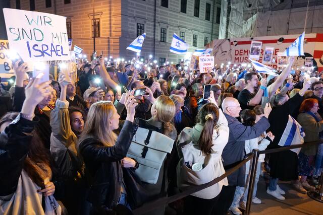 Plakate, Transparente und Israel-Fahnen sollten beim Verlassen der Veranstaltung verdeckt getragen werden, so die mahnende Botschaft vor der Gedenkzeremonie. | Foto: Max Spitzauer/RMW