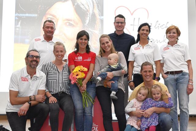Das Präsidium des Triathlon Verband Tirol und ehemalige Triathleten des „ASVÖ-Leistungszentrum Tria Tirol“ samt Nachwuchs ehrten Heidi Steinacher

 | Foto: TRVT/Carmen Jenewein