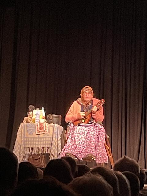 Das Ama-Lied verglich das Gütesiegel für Tiere mit denen für Menschen. | Foto: Alexandra Goll