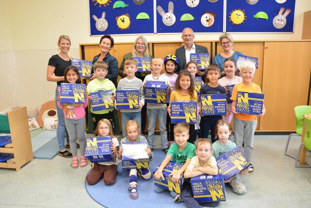 Für die neuen Erstklässler gab es auch in diesem Jahr neue Schutzhelme. | Foto: K. Sieberer