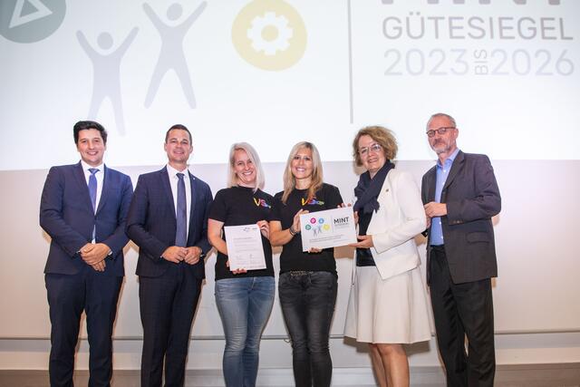 Überreichung des Mint-Gütesiegels. | Foto: Daniela Matejschek