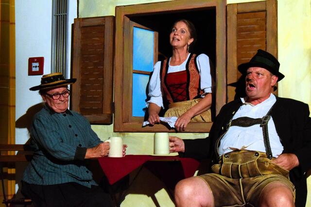 Traubenwirtin (Verena Stadler, mitte). | Foto: Schwaighofer