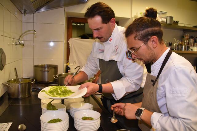 Kochweltmeister Philipp Stohner (l.) mit Celino Waldner beim Anrichten des gerstl.sotto, das mit Tiroler Parmesan garniert wurde. Für alle, die es nicht wissen: Das ist geriebenes, getrocknetes Rinderherz! | Foto: Kainz