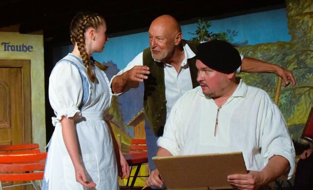 Mit Petronella (Johanna Gruber), Hausl (Norbert Reinstadler) und Kunstmaler Zwickau (Michael Schwaighofer) kommt Schwung und Heiterkeit auf die Bühne. | Foto: Schwaighofer