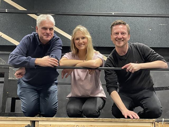 Beim Musical "Hair" mit dabei: Wolfgang Götz (musikalische Leitung), Schauspielerin Nicola Kripylo und Regisseur Andreas Gergen.  | Foto: Lisa Gold