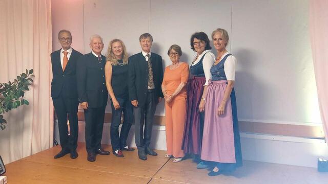 Die Sängerinnen und Sänger mit ihrem Klavierbegleiter sowie Ortsvorsteherin Ingrid Pollauf (3.v.l ) und die Organisatorin Ilse Kovats (3.v.r). | Foto: zVg.