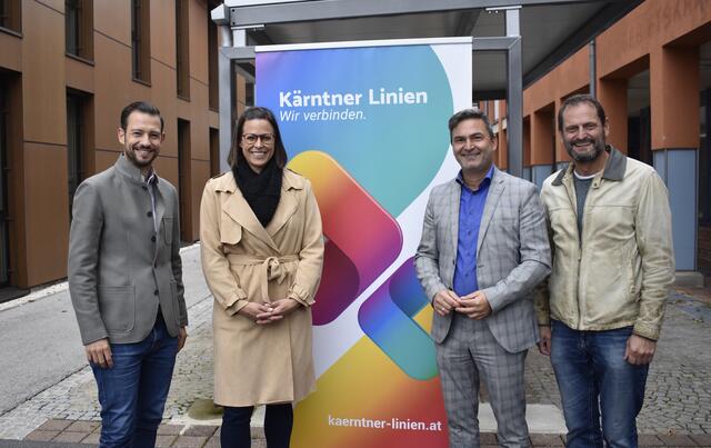 Mobilitätslandesrat Sebastian Schuschnig, Beate Sommer von Postbus, Bürgermeister Markus Lakounigg und Peter Plaimer, Regionalentwicklung Südkärnten (von links), bei der Präsentation des ausgebauten Bus-Angebotes in der Region. | Foto: RegionalMedien