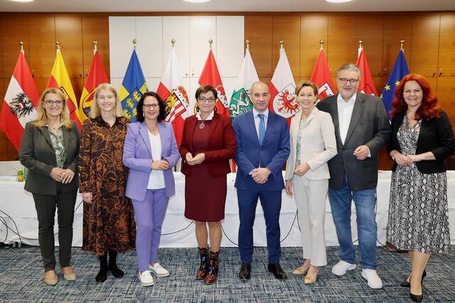 vl.: Ulrike Königsberger-Ludwig, Christine Haberlander, Daniela Gutschi, Beate Prettner, Christoph Luisser, Martina Rüscher, Peter Hacker, Cornelia Hagele
 | Foto: LPD Kärnten/Wajand