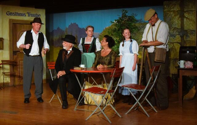 "Die Rose der Sebi" - Reger Gästebetrieb auf der Bühne im Gasthaus Traube (Kufstein) und Gasthaus Sebi (Niederndorf). Sitzend, mitte: Sebiwirtin, Sandra Haselsberger. | Foto: Schwaighofer