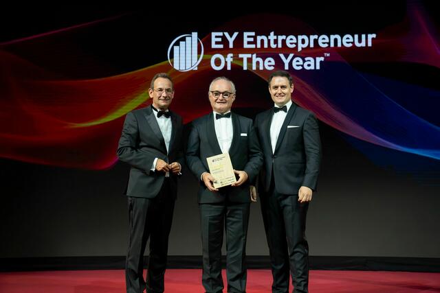 Josef Priglinger (M.) und Maximilian Priglinger (re.) mit Erich Lehner, CEO EY Österreich (li.). | Foto: Point Of View