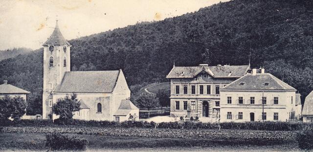 Am Bild links die alte Pfarrkirche, die 1730 eingeweiht wurde, 1908 abgerissen – daneben die noch nicht aufgestockte Volksschule. Dazwischen erkennt man den heute noch existierenden „Zick-Zack-Weg“. Vorne rechts das alte „Bürgermeisteramt“, ursprünglich als Schule erbaut. Nach 1884 als Gemeindeamt in Verwendung. Der Wald dahinter ist noch intakt. | Foto:  C.Ledermann