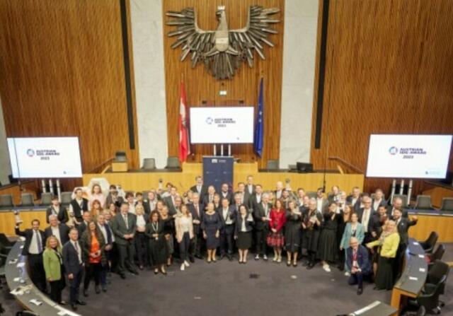 Jubelstimmung: wie hier im Bild mit allen Preisträger:innen und Laudator:innen und Förderpartnern | Foto: Parlamentsdirektion/Thomas Topf
