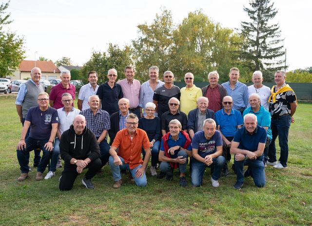 stehend: Herwig Schwanzer, Helmut Wimmer, Ludwig Zickl, Wolfgang Anger, Helfried Thalhammer, Helmut Schmid, Ludwig Haidl, Erich Kosch, Gerhard Schäffer, Anton Rogler, Manfred Sitsch, Franz Rogler
sitzend: Heinz Piswanger, Harald Wimmer, Ludwig Schwanzer, Günther und Gerti Neubauer, Johann Eder, Werner Schäffer, Gerhard Müllner, Johann Peitl
hockend: Wilfried Batoha, Gerhard Löw, Edi Nemetschek, Helmut Zawrel, Johann Krejcirik
 | Foto: Stadtgemeinde Laa