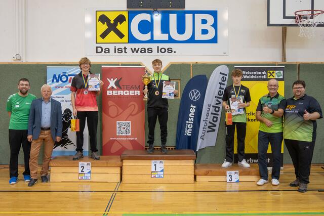 Gruppe 1 v.l.n.r.: Obmann UTTC Zwettl Martin Mayerhofer, Stadtrat für Sport (Zwettl) Josef Zlabinger, Niklas Binder (2. Platz), Robin Tüchler (1. Platz), Robert Mravlyov (3. Platz), NÖTTV Präsident Eduard Herzog und Sektionsleiter Tischtennis der Union Ottenschlag Andreas Weidenauer | Foto: fotozwettl / Claus Schindler