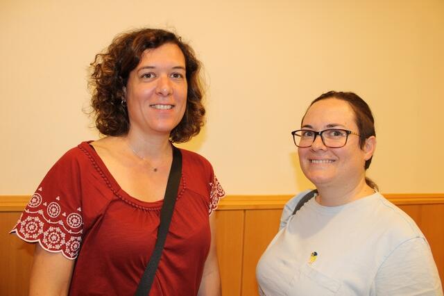 Claudia und Pia, die bereits ein Buch für Weihnachten mit Heim nahm