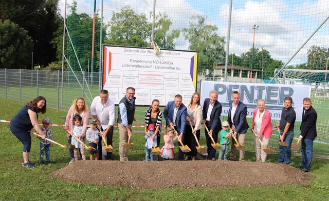 Spatenstich für den Kindergarten-Ausbau in Unterwaltersdorf: 2 Pädagoginnen des KIGA UW Lindenallee, Metallbau Ing. Gerhard Hrabal, Baudirektor Ing. Michael Cervenka, Pädagogin des KIGA UW Lindenallee, Bgm. LAbg. Wolfgang Kocevar, Bildungs-STR Mag. Birgit Reininger, Vize Bgm. Christian Pusch, Planungsarchitekt Ing. Gerhard Holpfer, Kindergarteninspektorin Michaela Edl, Elektriker Christoph Vlasta, Baumeister Frank Pfnier
 | Foto: Stadtgemeinde Ebreichsdorf